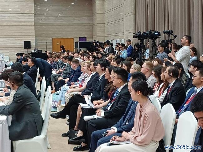 敕令双语学习东谈主数翻倍至各20万！“中俄友好言语对话会”聚焦复合型东谈主才缺口
